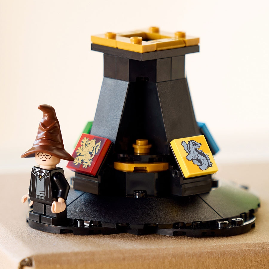 Display stand with Harry Potter character minifigure