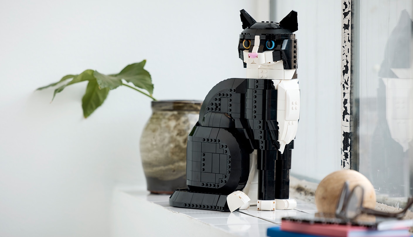 LEGO Ideas Tuxedo Cat Building Set