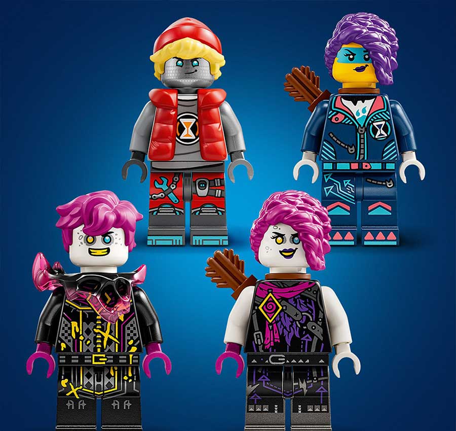 4 minifigures