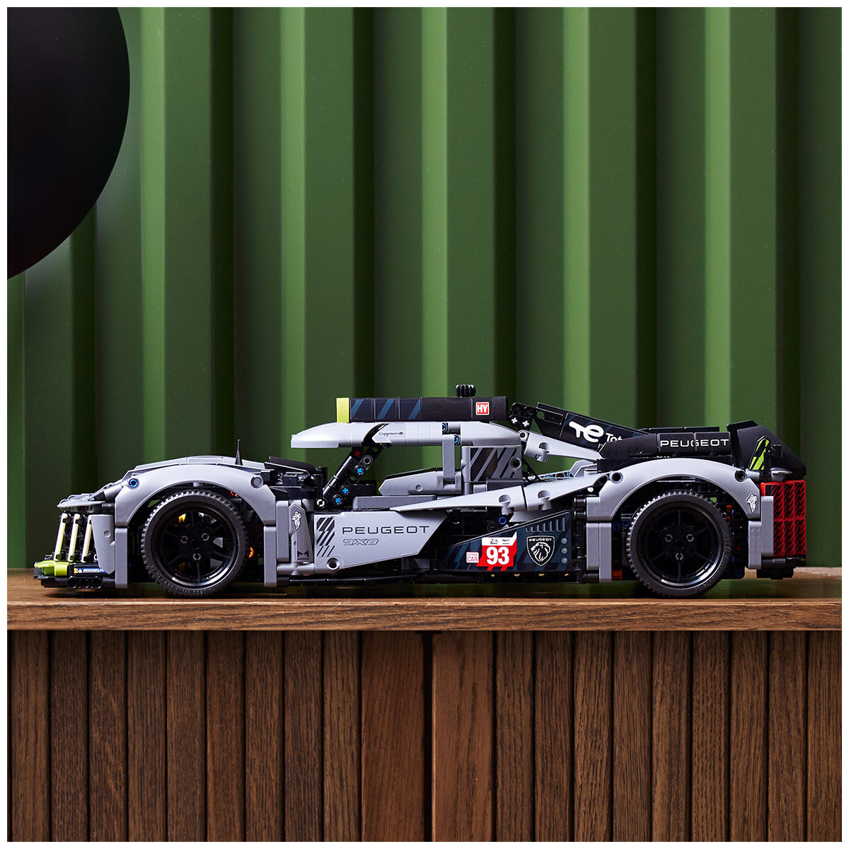 LEGO Peugeot 9X8 24H Le Mans Hybrid Hypercar 42156 LEGO Peugeot 9X8 24H Le Mans Hybrid Hypercar 42156