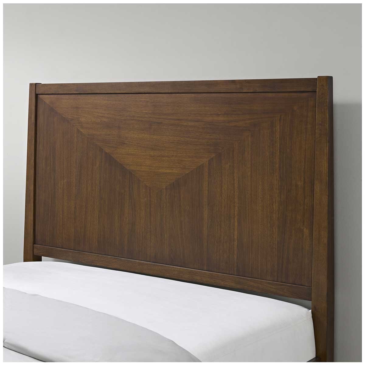 Universal Broadmoore Powell Queen Bed