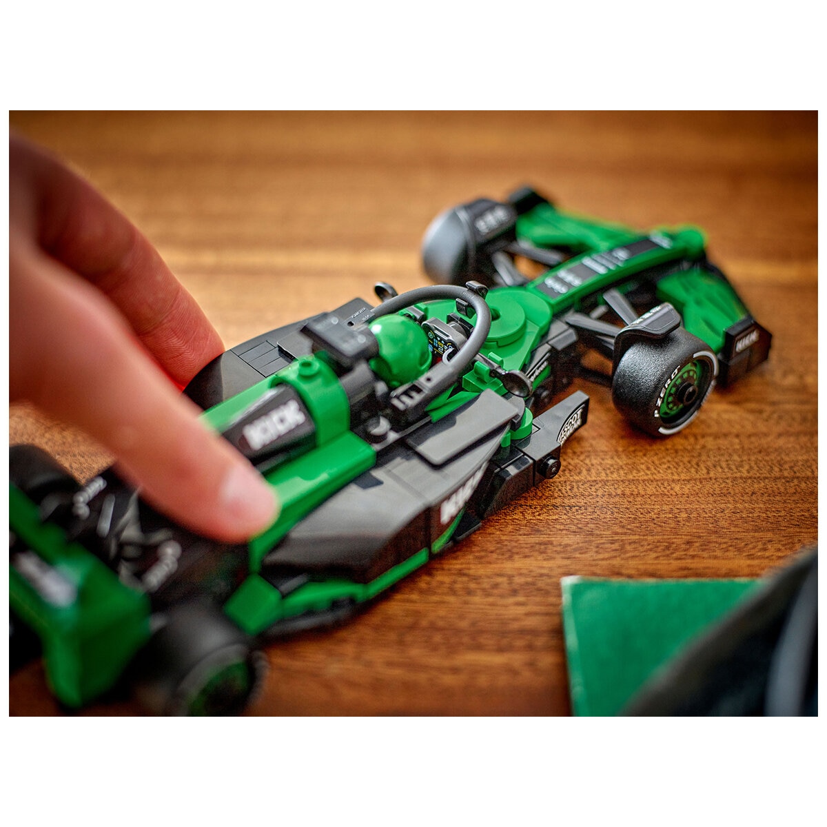 LEGO Speed Champions KICK Sauber F1 Team C44 Race Car 77247 LEGO Speed Champions KICK Sauber F1 Team C44 Race Car 77247