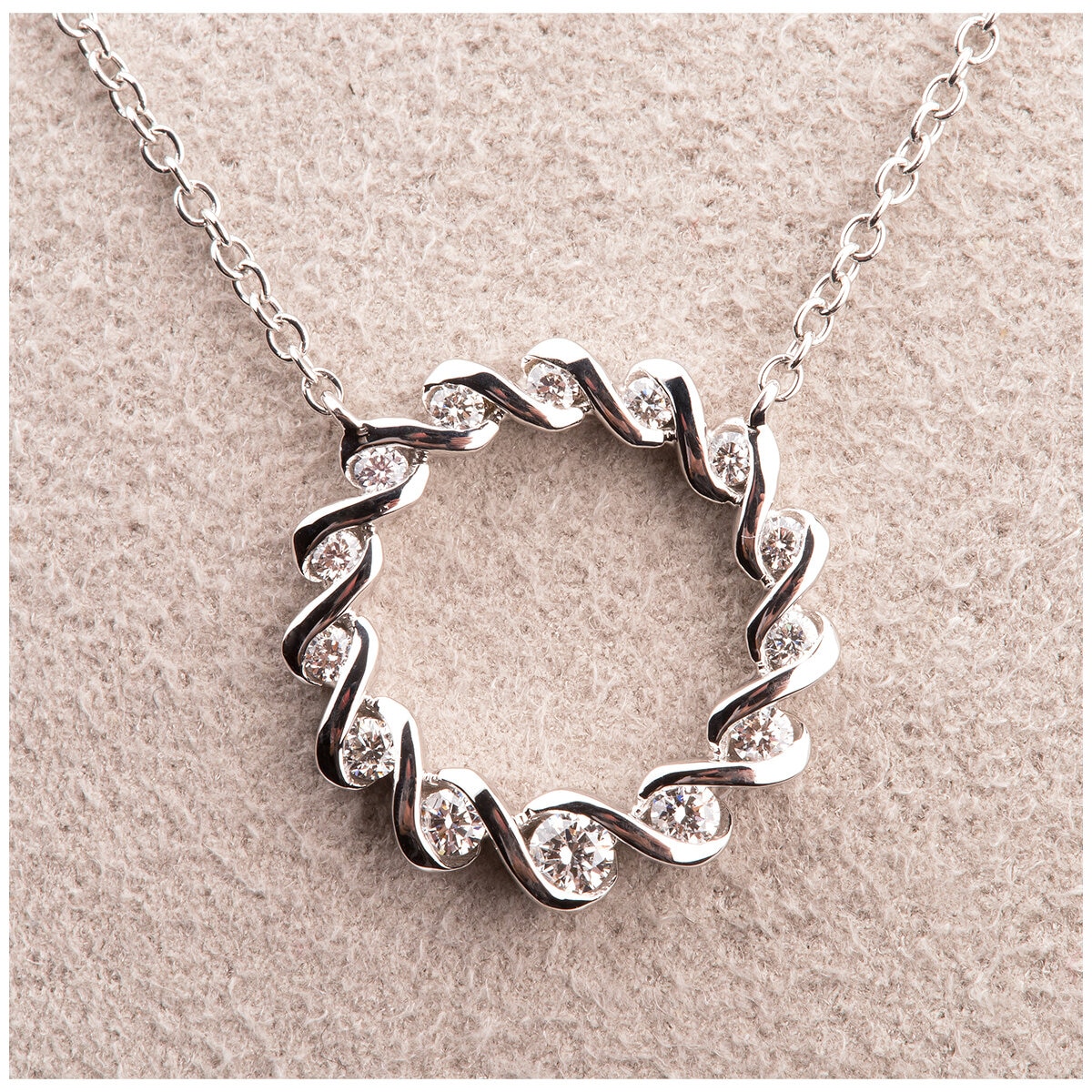 18KT White Gold 0.29ctw Circle Ribbon Necklace