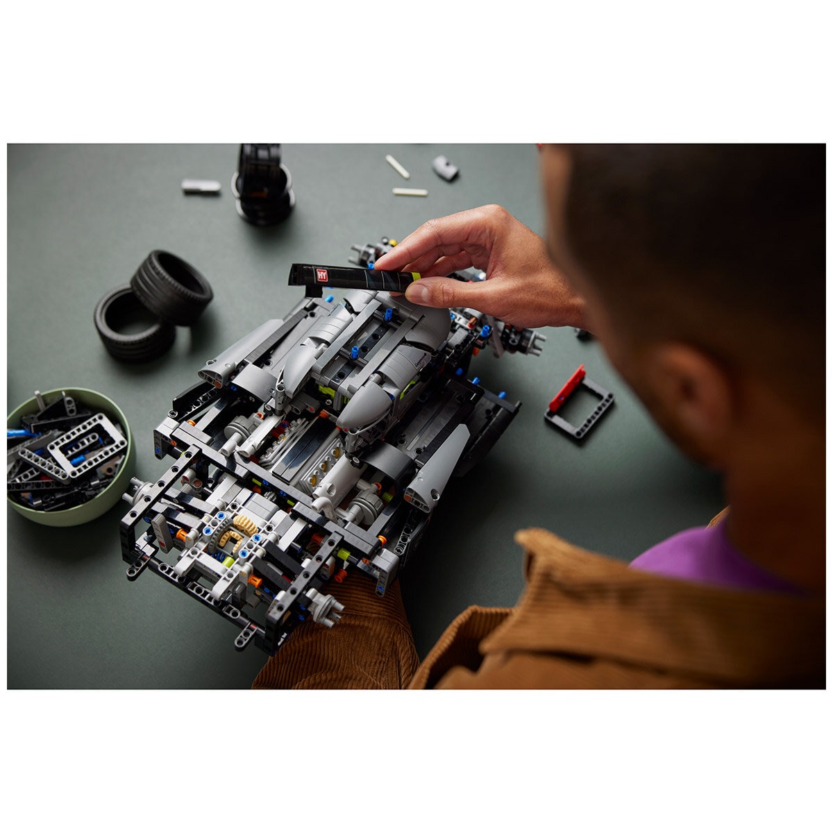 LEGO Peugeot 9X8 24H Le Mans Hybrid Hypercar 42156 LEGO Peugeot 9X8 24H Le Mans Hybrid Hypercar 42156